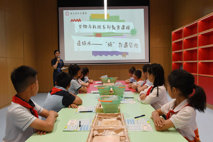 　2024年5月18日，小學(xué)生在陜西歷史博物館秦漢館參加“文物與科技”系列教育課程。新華社記者 李一博 攝