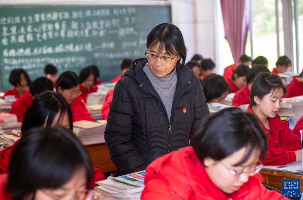 云南麗江華坪女子高級中學黨支部書記、校長張桂梅（中）在教室里檢查學生上課情況（2020年12月1日攝）。